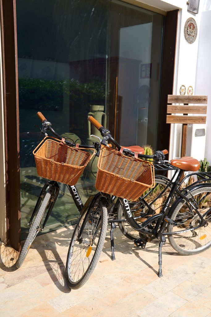 Bicicletas del hotel disponibles para alquiler en Hostal Empúries