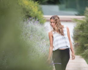 Mujer caminando entre lavanda en el Hostal Empúries