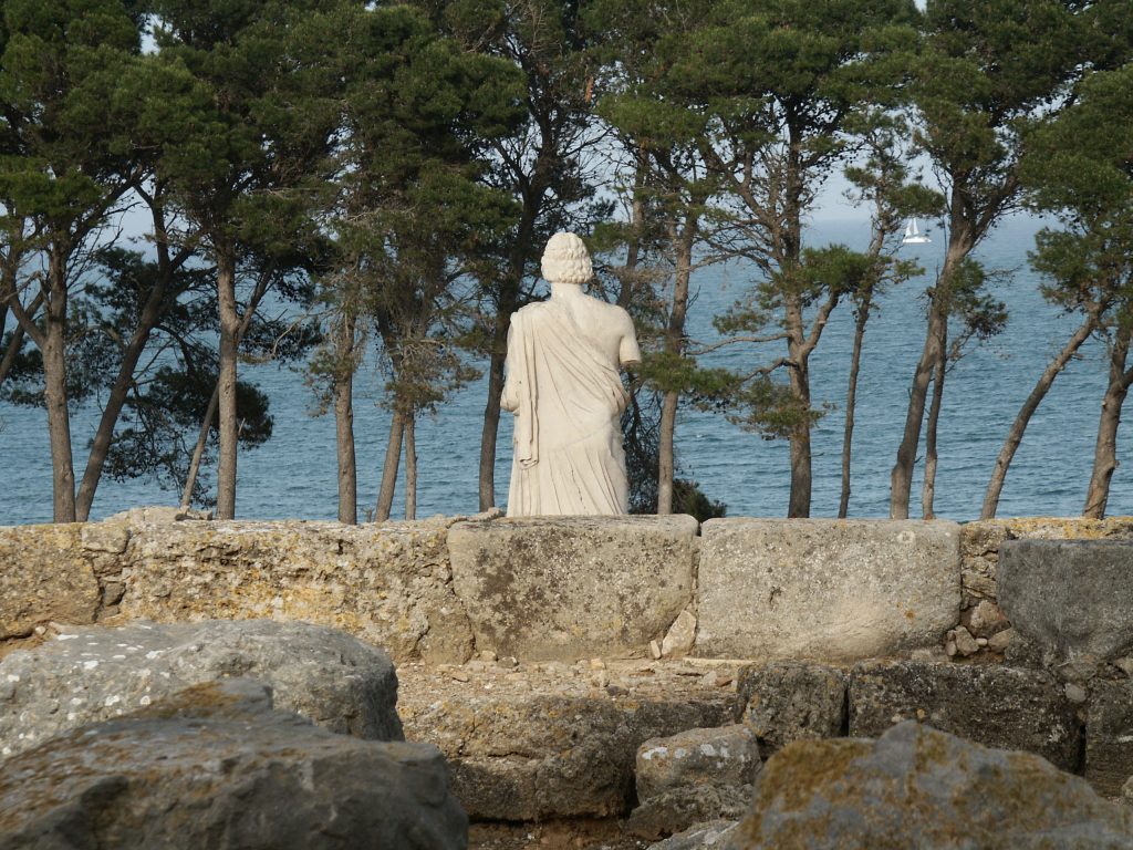 Estatua romana con vistas al mar en las Ruinas de Empúries