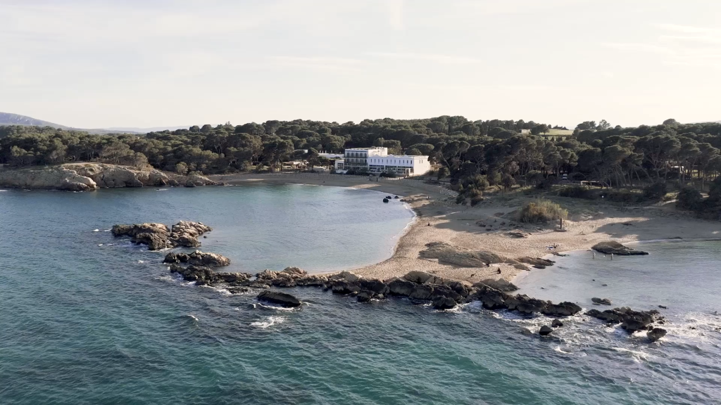 Vista aérea de la bahía y el Hostal Empúries