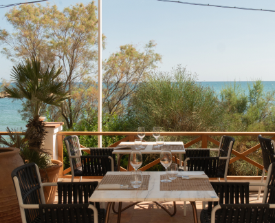 Terraza del restaurante en primera línea de mar