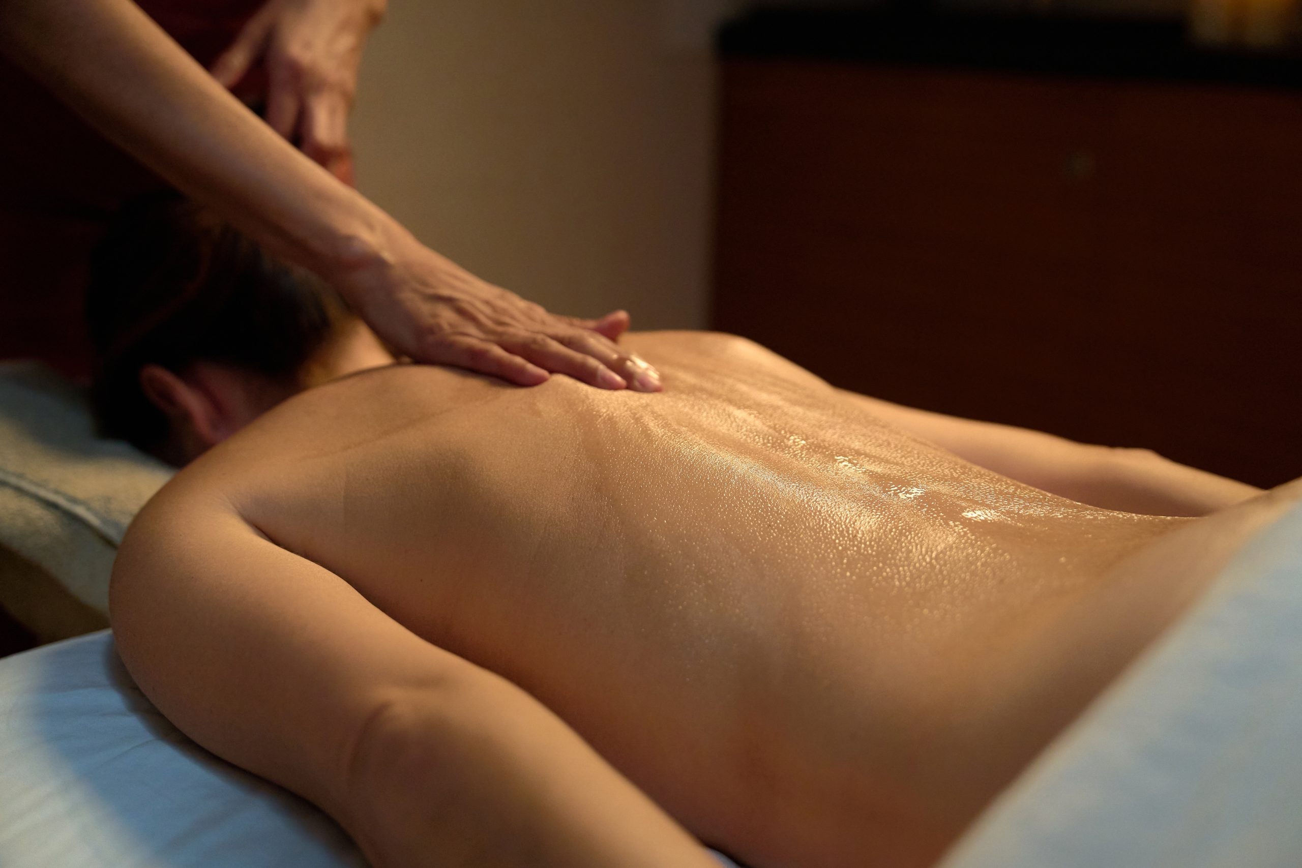 Terapeuta realizando un masaje de espalda en el Spa Hostal Empúries