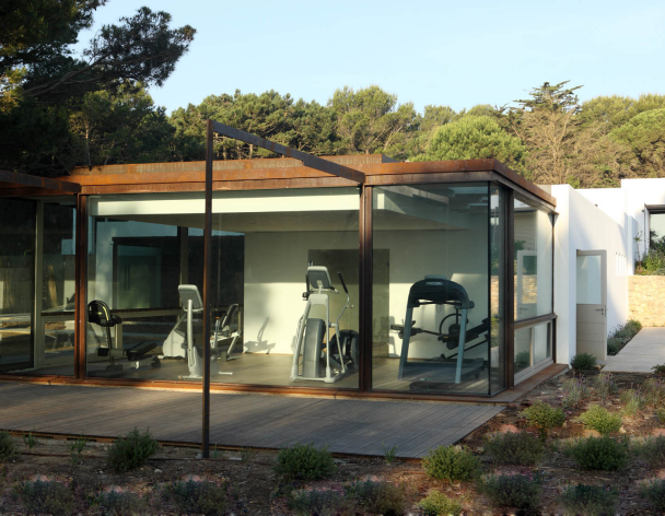 Gimnasio equipado de Hostal Empúries