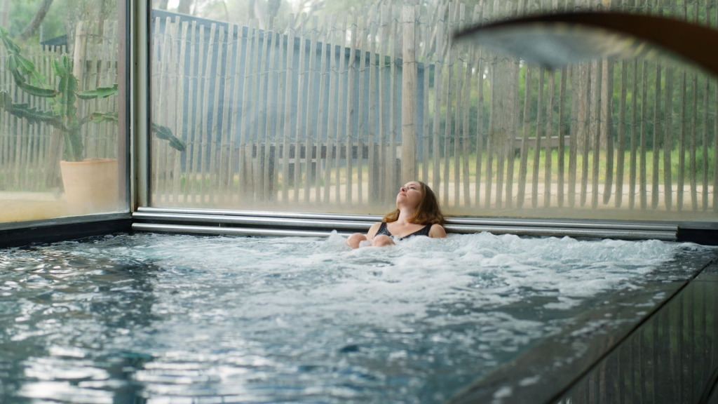 Mujer relajándose en el jacuzzi del Spa Hostal Empúries