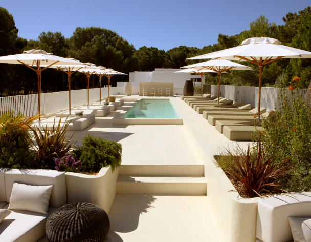Piscina y solárium del rooftop con vistas al mar