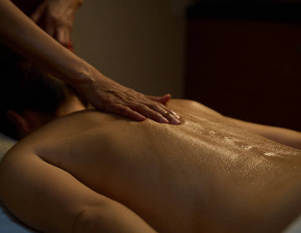 Masaje en el spa de Hostal Empúries