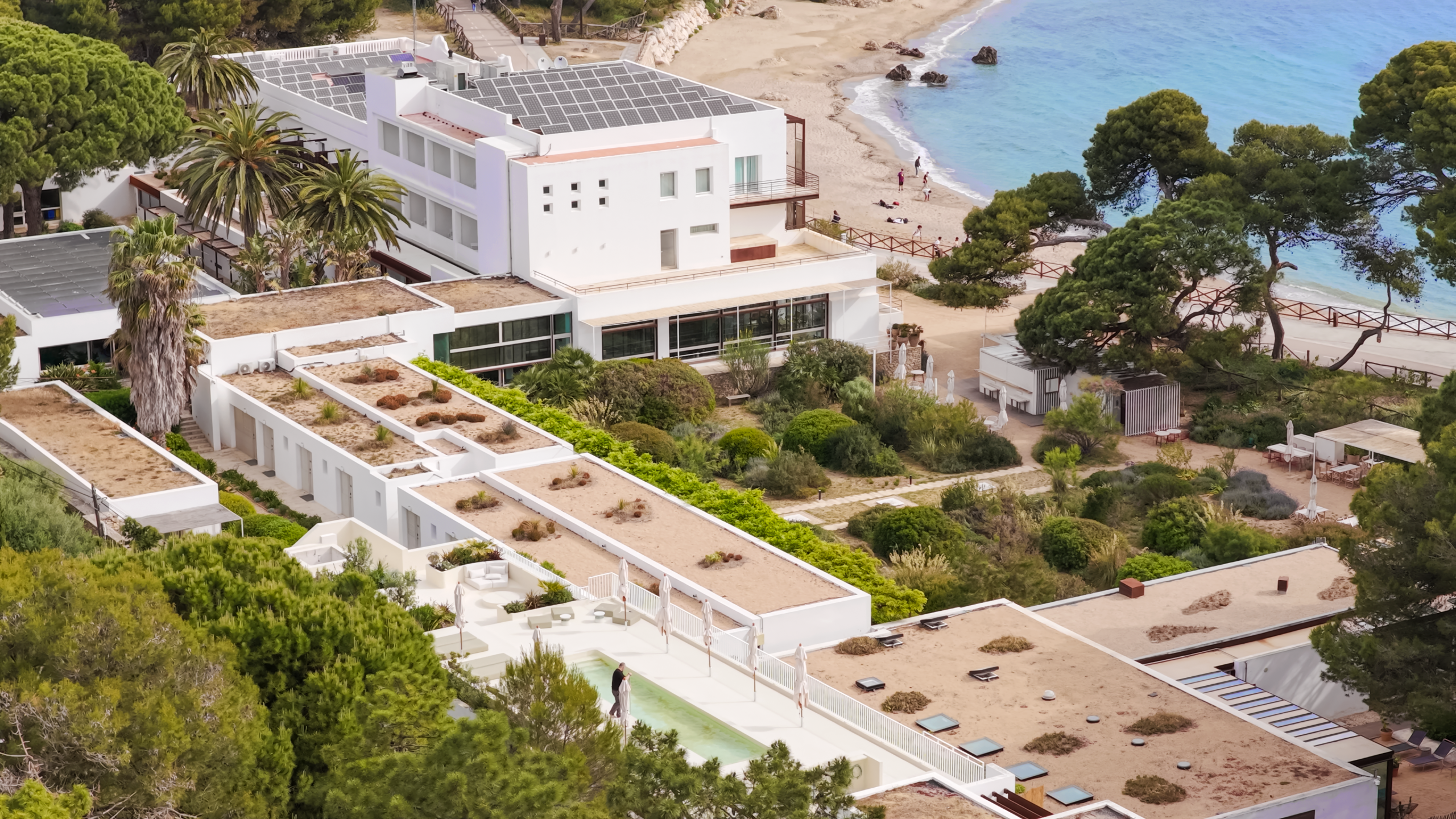 Vista aérea del hotel y la playa