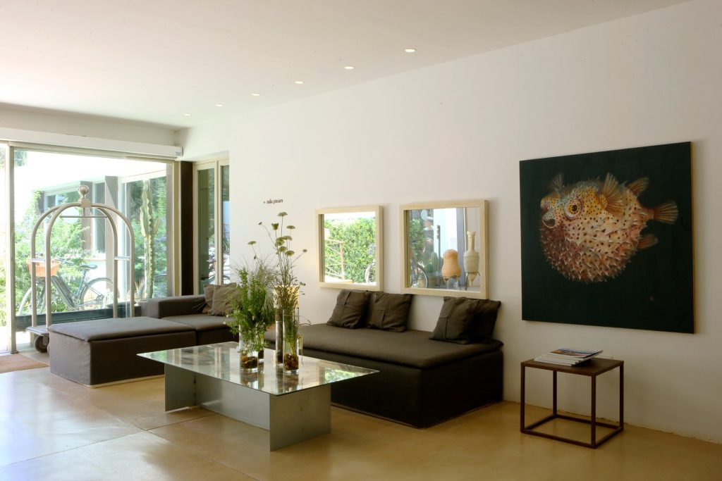Recepción y sala de estar del Hostal Empúries